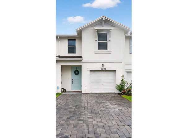 5696 SE Edgewater Circle, Stuart, FL 34997