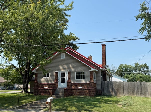 712 Stewart St, Carmi, IL 62821