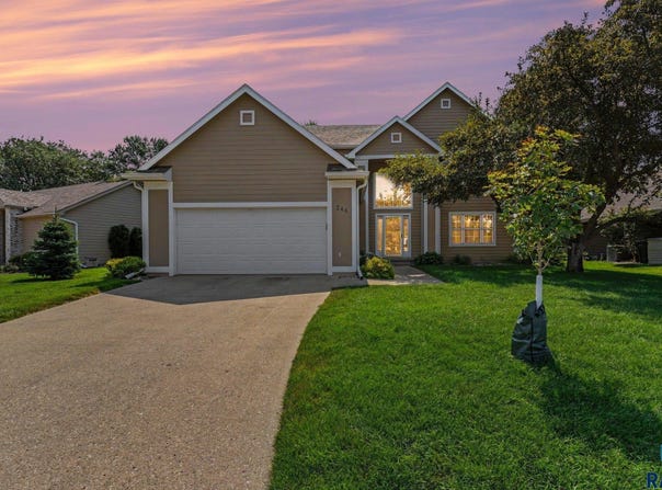 246 Levee Trl, Dakota Dunes, SD 57049