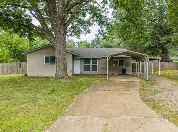 1114 Crescent DR, Paris, AR 72855