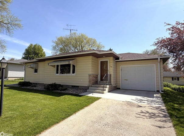 208 7th Street SE, Hampton, IA 50441