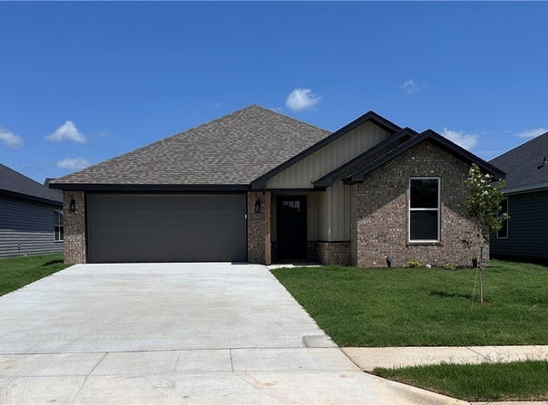 1724 Gerald Shay Road, Gentry, AR 72734