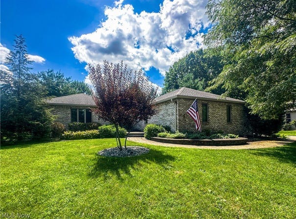 11 Mohawk Drive, Girard, OH 44420