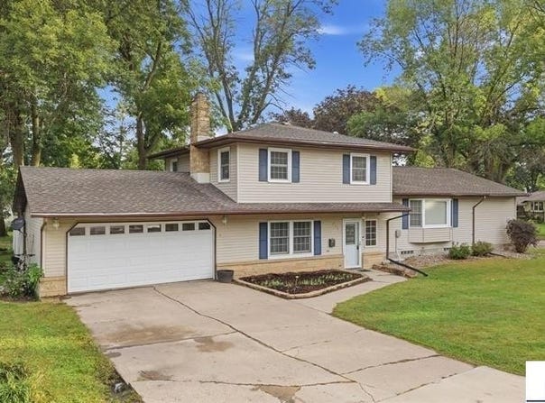 215 Queens Drive, Blue Earth, MN 56013