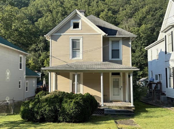 521 Roxbury St, Clifton Forge, VA 24422