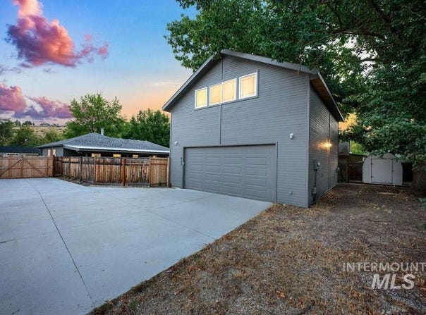 425 N Riverview Dr, Boise, ID 83712