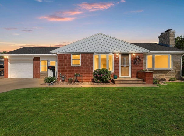 906 BLUEBIRD Street, DE PERE, WI 54115-3203