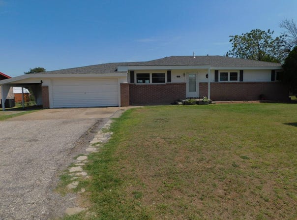 1211 N Sunset Lane, Guymon, OK 73942