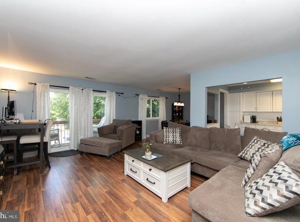 115 E KINGS Highway, MAPLE SHADE, NJ 08052