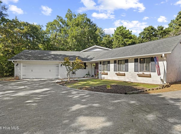 216 Hickory Lane, Hampstead, NC 28443