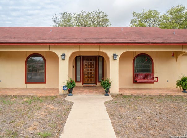 101 ENCINO PARK, Devine, TX 78016-2300
