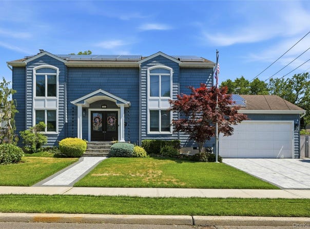 852 Jackson Avenue, Franklin Square, NY 11010