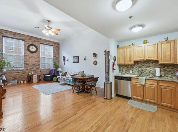 19 Market St, Paterson City, NJ 07501-1741