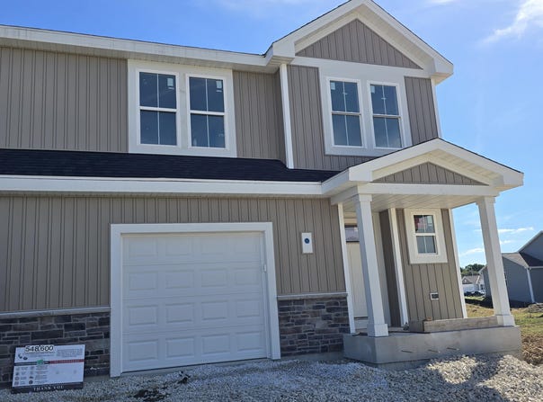 600 Harvest Ln, Hartford, WI 53027