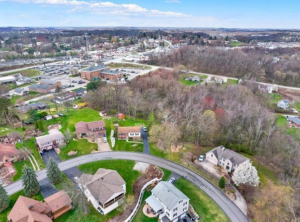 Hunters Woods Ln, Irwin, PA 15642
