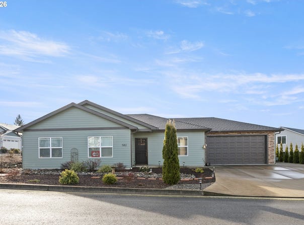 582 FAIRWAY ESTATES Dr, Sutherlin, OR 97479
