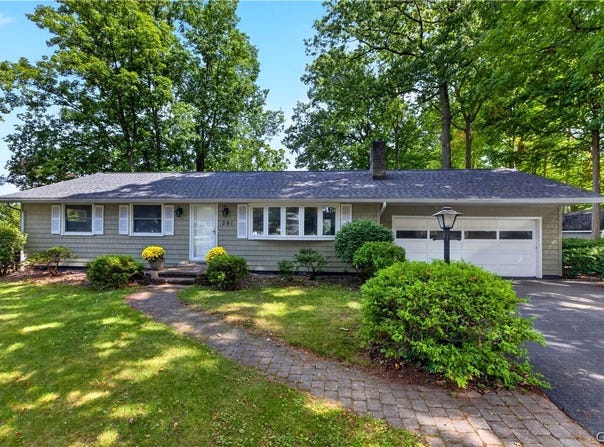 201 Oakridge, Liverpool, NY 13088