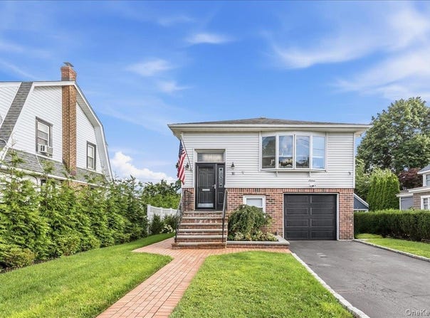 16 Netz Place, Albertson, NY 11507