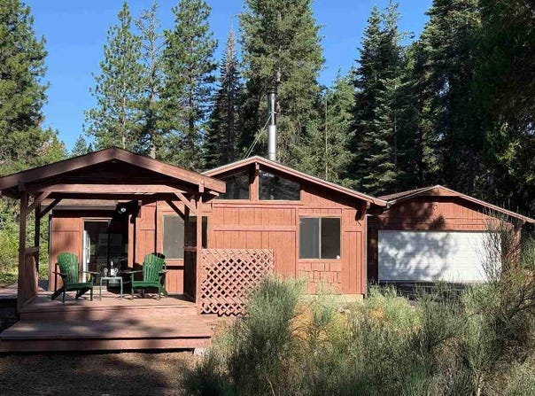 3137 Summit Dr, Mount Shasta, CA 96067-2429