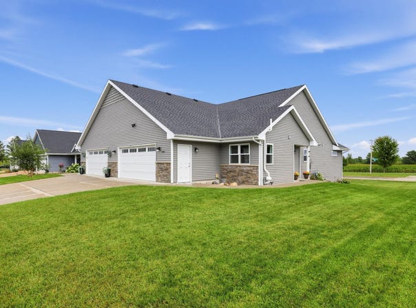 450 Ithaca Court, Oregon, WI 53575