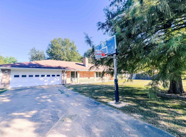 648 Daingerfield St, Pittsburg, TX 75686
