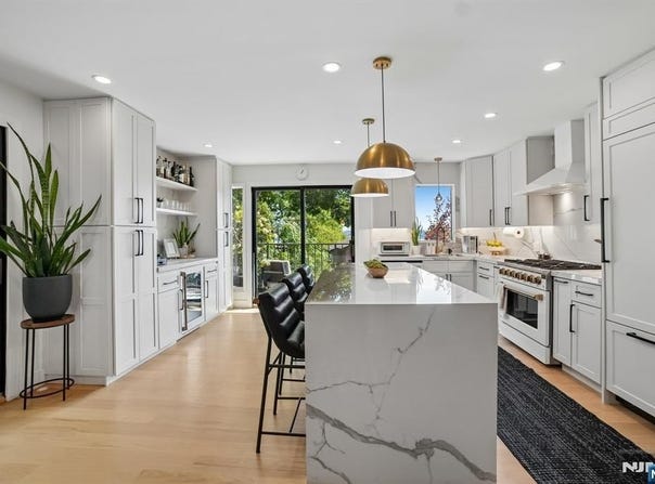 25 Yorkview Drive, Edgewater, NJ 07020