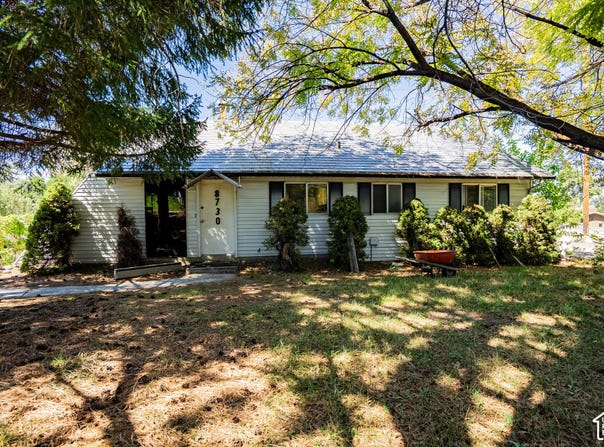 8730 S HARVARD PARK Dr E, Sandy, UT 84094