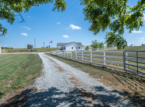 1584 E 517th Road, Brighton, MO 65617