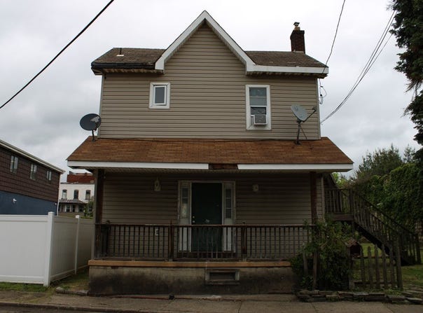 222 James E Wolfe St, Tarentum, PA 15084