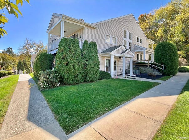 21 The Knolls, Warwick, NY 10990