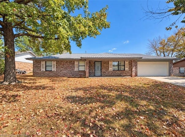 208 Fall CIR, Sallisaw, OK 74955