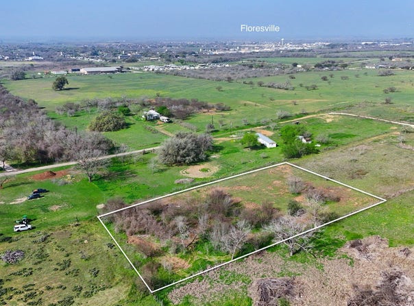 116 Tecolote Ln, Floresville, TX 78114