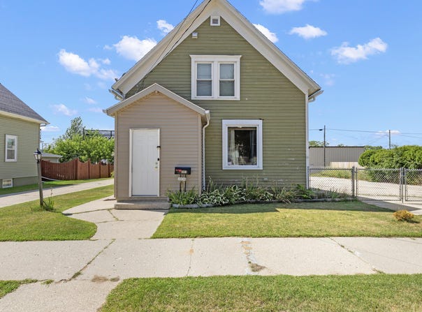 1030 S 25th St, Manitowoc, WI 54220