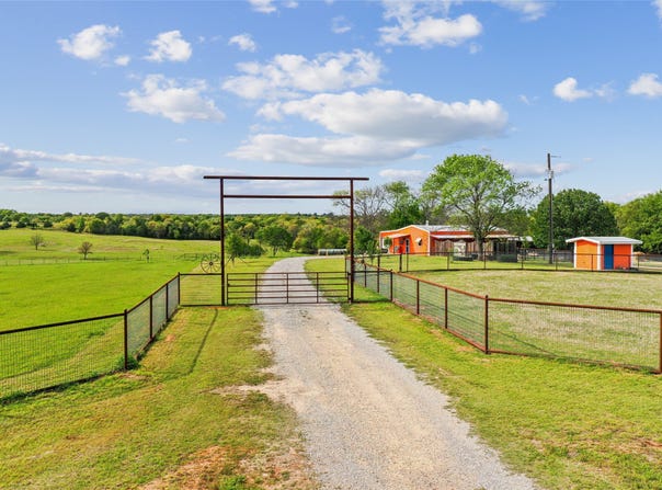 1406 N Johnson Loop, Montague, TX 76251