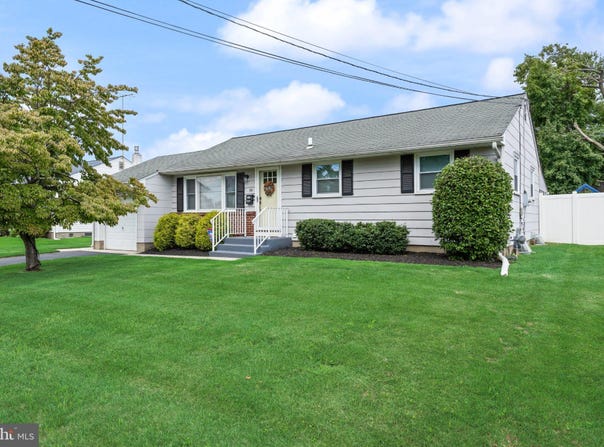 16 KERR Drive, HAMILTON, NJ 08610