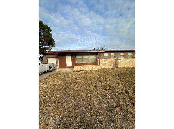 1111 W Apache Ave, McCamey, TX 79752