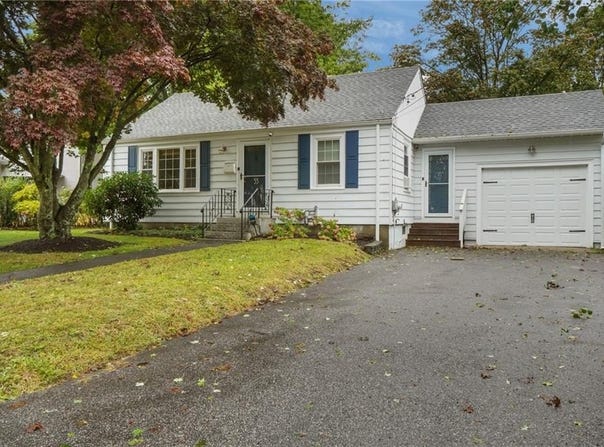 33 Betsy Williams Drive, Warwick, RI 02889