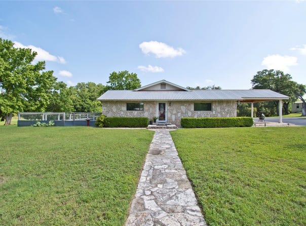 702 E Schubert St, Fredericksburg, TX 78624