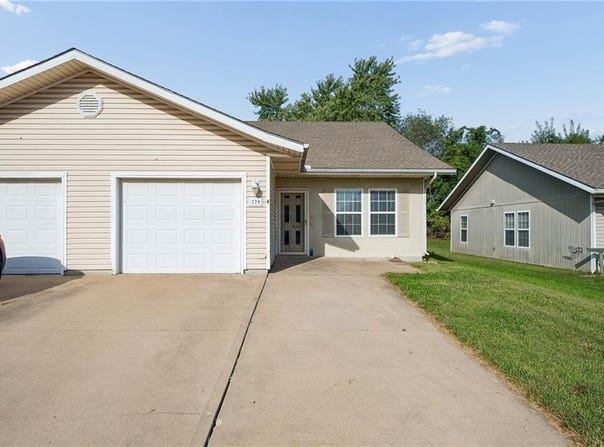 729 Meadow Lane, Peculiar, MO 64078