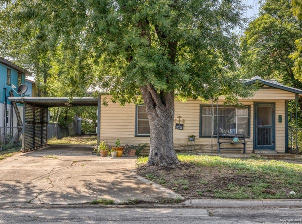1104 Avenue S, Hondo, TX 78861