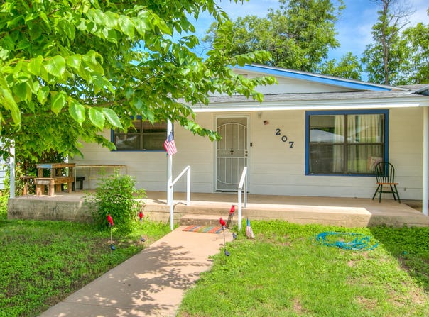 207 Hamilton Avenue, Ballinger, TX 76821