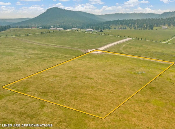 War Bonnet Road, Custer, SD 57730