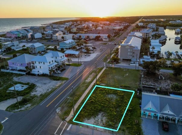 101 35th St, Mexico Beach, FL 32456