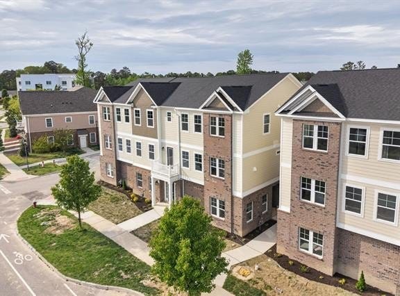 621 COMMONWEALTH Drive, Yorktown, VA 23693