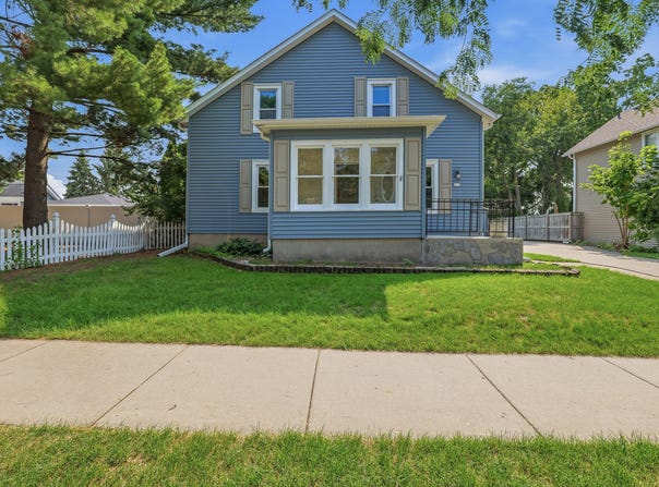 317 E Pleasant St, Oconomowoc, WI 53066