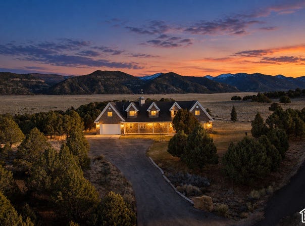 2250 E PAUNSAUGUNT CLIFFS Dr, Hatch, UT 84735
