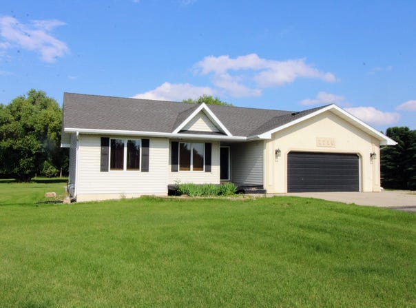 2710 NW 68th St, Minot, ND 58703