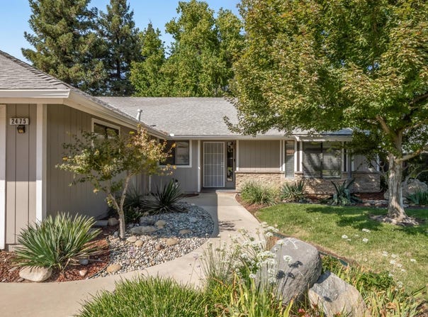 2475 Dennis Avenue, Clovis, CA 93611