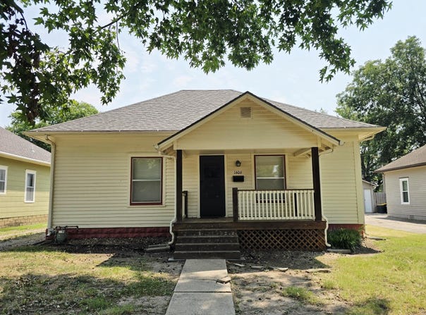 1406 John St, Winfield, KS 67156