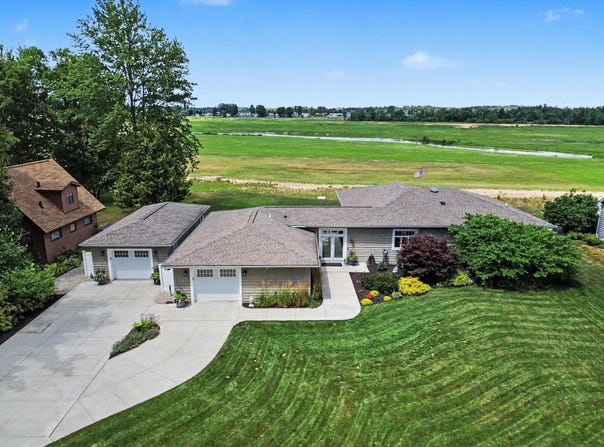 71 E Lakeshore Drive, Hope, MI 48628